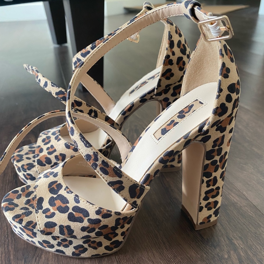 Size 6 Leopard heel never worn - 5 inches